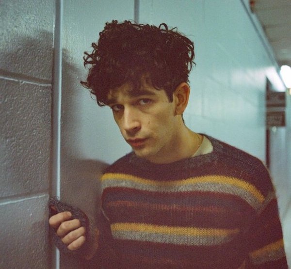 watch matty healy perform "sex" with dashboard confessional.