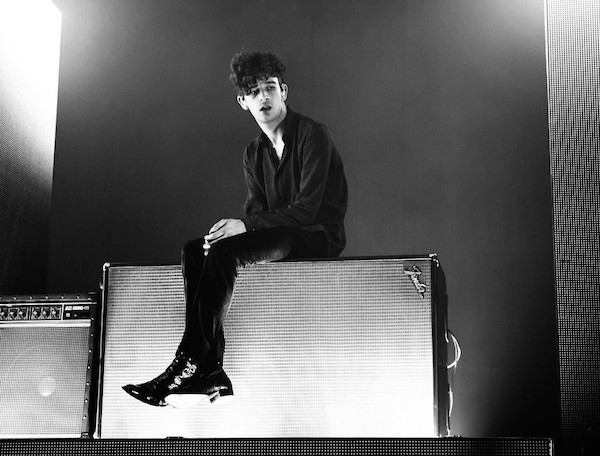 watch-the-1975-s-matty-healy-performs-she-lays-down-live-coup-de