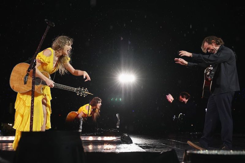 Watch Taylor Swift And Aaron Dessner Perform Wouldve Couldve