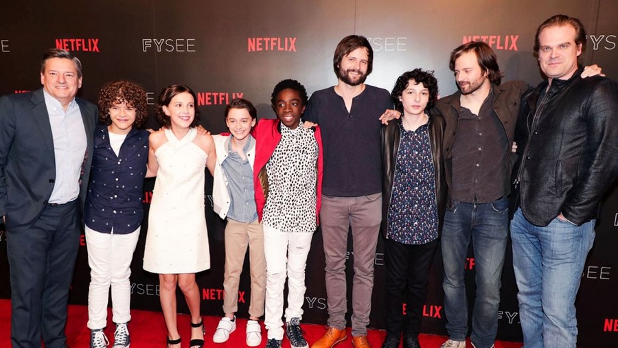 watch-stranger-things-cast-talks-season-1-2-coup-de-main-magazine