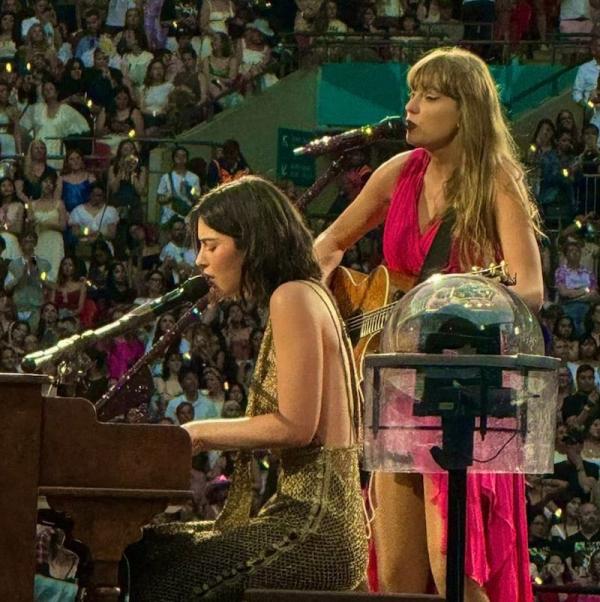 Gracie Abrams and Taylor Swift perform 'Us' live